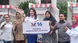 Caleg Partai Perindo Natalia Cecilia Serahkan Bantuan Gerobak Gratis ke Pedagang di Surabaya