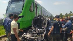 Minibus Tertabrak Kereta Feeder Whoosh di Ngamprah KBB, Ini Penjelasan Daop 2 Bandung<