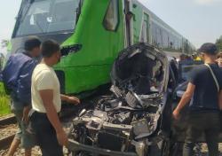 Kesaksian Warga soal Mobil Tertabrak KA Feeder Whoosh di Bandung Barat<