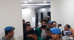 Begini Penampakan Ammar Zoni usai Jadi Tersangka, Tertunduk Lesu Rambut Awut-awutan