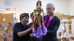 Ganjar Bertemu Ketua Persatuan Pedalangan Indonesia, Dapat Wayang Penuh Makna