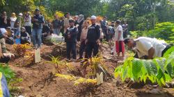 Pemakaman Ibu dan 2 Anak Korban Kecelakaan Minibus Tertabrak Kereta Api Feeder Whoosh Diiringi Isak Tangis<