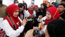 Momen Atikoh Ganjar Berbahasa Isyarat saat Bertemu Relawan Disabilitas