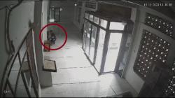 Terekam CCTV Pria di Bandung Bobol 13 Kotak Amal Masjid, Gasak Rp20 Juta<