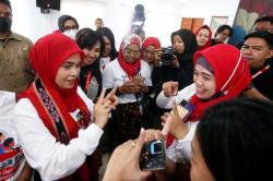 Siti Atikoh Gunakan Bahasa Isyarat Berbincang dengan Disabilitas