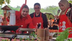 Atikoh Ganjar Unjuk Kebolehan Fun Cooking di Kampung Jawi: Masak Bobor Daun Kelor