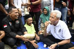 Momen Ganjar Pranowo Cicipi Durian saat Panen di Wonosobo