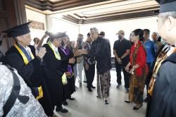 Hadiri Dies Natalis ke-74 UGM, Ganjar Minta Perguruan Tinggi Optimalkan Bonus Demografi