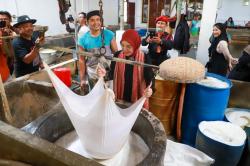 Siti Atikoh Bicara Pentingnya Kedaulatan Kedelai saat Menemui Pengrajin Tahu di Gresik