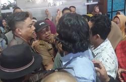 Kades Tombo-Tombolo Ditahan Kasus Penganiayaan, Istri dan Anak Menangis Histeris