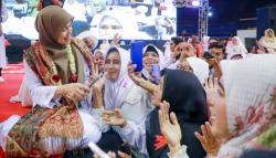 Siti Atikoh Bikin Warga Kagum Merakyat, Cerdas dan Mengayomi