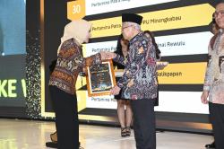Sukses Jalankan Transisi Energi, Dirut Pertamina Raih Green Leadership Utama