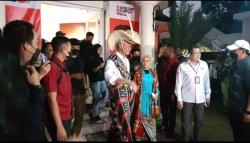 Berangkat ke JCC, Ganjar Kenakan Baju Adat Rote NTT dan Mahfud Pakaian Adat Madura