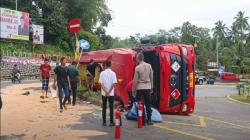 Kecelakaan Truk Pertamina Terguling di Pandeglang, Warga Curi Kesempatan Ambil BBM