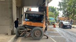 Bak Truk Tersangkut Stasiun LRT Palembang hingga Terlepas, Posisi Berdiri 
