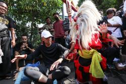 Ganjar Pranowo Ikut Menari Reog Ponorogo saat Car Free Day di Solo