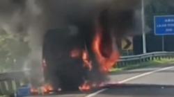 Bus Elf KONI Bekasi Bawa Rombongan Guru Terbakar di Tol Cipularang