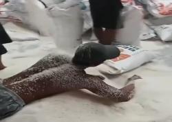 Viral Buruh Tanpa Baju Mandi Beras di Gudang, Bulog Akan Tindak Tegas