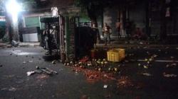 2 Mobil Pikap Penuh Muatan Kecelakaan di Gianyar, Buah dan Sayuran Berserakan di Jalan<
