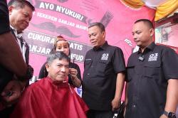 TPD Ganjar-Mahfud DKI Jakarta Bikin Warga Kwitang Tampil Rapi dengan Cukuran Gratis