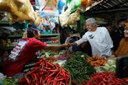 Blusukan ke Pasar Wonogiri, Ganjar Dicurhati Pedagang soal Harga Beras dan Cabai yang Mahal