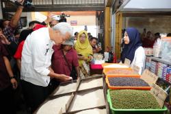 Jawab Keluhan Harga Pangan Mahal dari Pedagang Pasar Wonogiri, Ganjar: Kita Mesti Segera Kendalikan