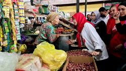 Siti Atikoh Blusukan ke Pasar Tradisional: Masyarakat dan Pedagang Butuh Stabilisasi Harga