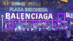 Masyarakat Penuhi Bundaran HI, Dihibur Penyanyi Legendaris Titiek Puspa