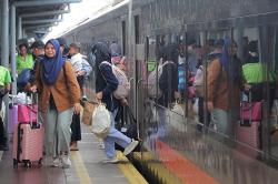 Suasana Puncak Arus Balik Libur Nataru 2024 di Stasiun Pasar Senen