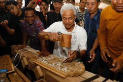 Momen Ganjar Pranowo Belajar Mengukir dan Dialog dengan Perajin Gebyok Jepara