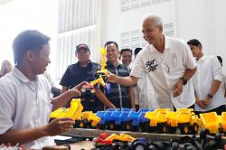 Ganjar Pranowo Kunjungi Pabrik Mainan Buatan Lokal di Demak