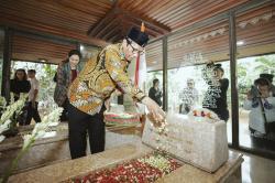 Mahfud MD Ziarah Makam Bung Hatta