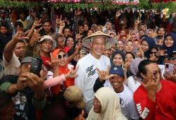 Temui Petani di Rembang, Ganjar Pranowo Kenalkan Program SMK Gratis dan 1 Keluarga 1 Sarjana