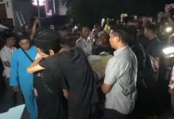 Isak Tangis Keluarga Sambut Kedatangan Jenazah Masinis Korban Tabrakan Kereta Api di Bandung