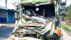 Truk Kecelakaan di Mojokerto hingga Ringsek, Sopir Terjepit di Kabin