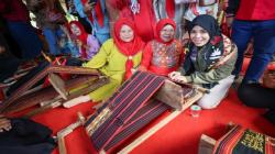 Siti Atikoh Singgah ke Bumi Andan Jejama, Belajar Menenun hingga Borong Hasil Kerajinan