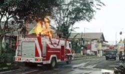 Viral Mobil Pemadam Kebakaran Terbakar di Jalan, Warga dan Netizen Bingung: Harus Hubungi Siapa?