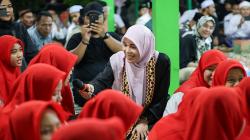 Menginap di Ponpes Miftahul Huda Lampung, Atikoh Selawatan Bareng Santri