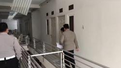 Polisi Olah TKP Mahasiswi Unesa Tewas Diduga Terjatuh dari Lantai 3 Tempat Kos