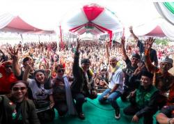 Disambut Antusias, Ganjar Panen Bandeng Bareng Ribuan Petani Tambak di Karawang<