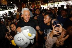 Anak Muda Jatim Ramai-Ramai Bawa Boneka Penguin Temui Ganjar