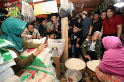 Ganjar Dapati Harga Beras Tak Kunjung Turun saat Blusukan Ke Pasar Kajen Pekalongan