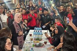 Warga Manado Tumpah Ruah Sambut Siti Atikoh di Kawasan Wisata Kuliner Jalan Roda