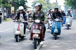 Momen Keseruan Ganjar Pranowo Blusukan Naik Vespa Jadul