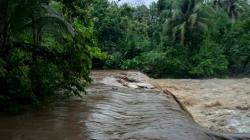 Jembatan Terendam Luapan Sungai, Warga Gunungkidul Terisolasi hingga Tak Bisa ke Rumah Sakit