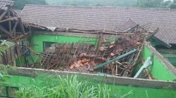 Hujan Disertai Angin Kencang, Atap Ruangan Laboratorium Komputer SMP di Sukabumi Ambruk