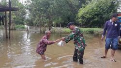Banjir di HST Kalsel, TNI Buka Posko Dapur Umum dan Bagikan Makanan Siap Saji<
