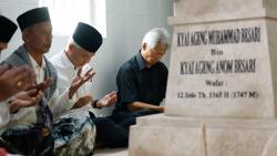 Momen Ganjar Ziarah ke Makam Kiai Muhammad Ageng Besari di Ponpes Tegalsari Ponorogo