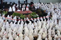 Siti Atikoh Mengaji Bareng Ribuan Ibu-Ibu di Surabaya