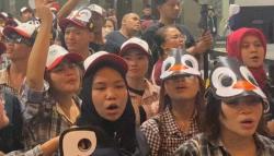 Pasukan Muda-Mudi Bertopeng Penguin Geruduk JCC Dukung Ganjar-Mahfud di Debat Ke-4 Pilpres
